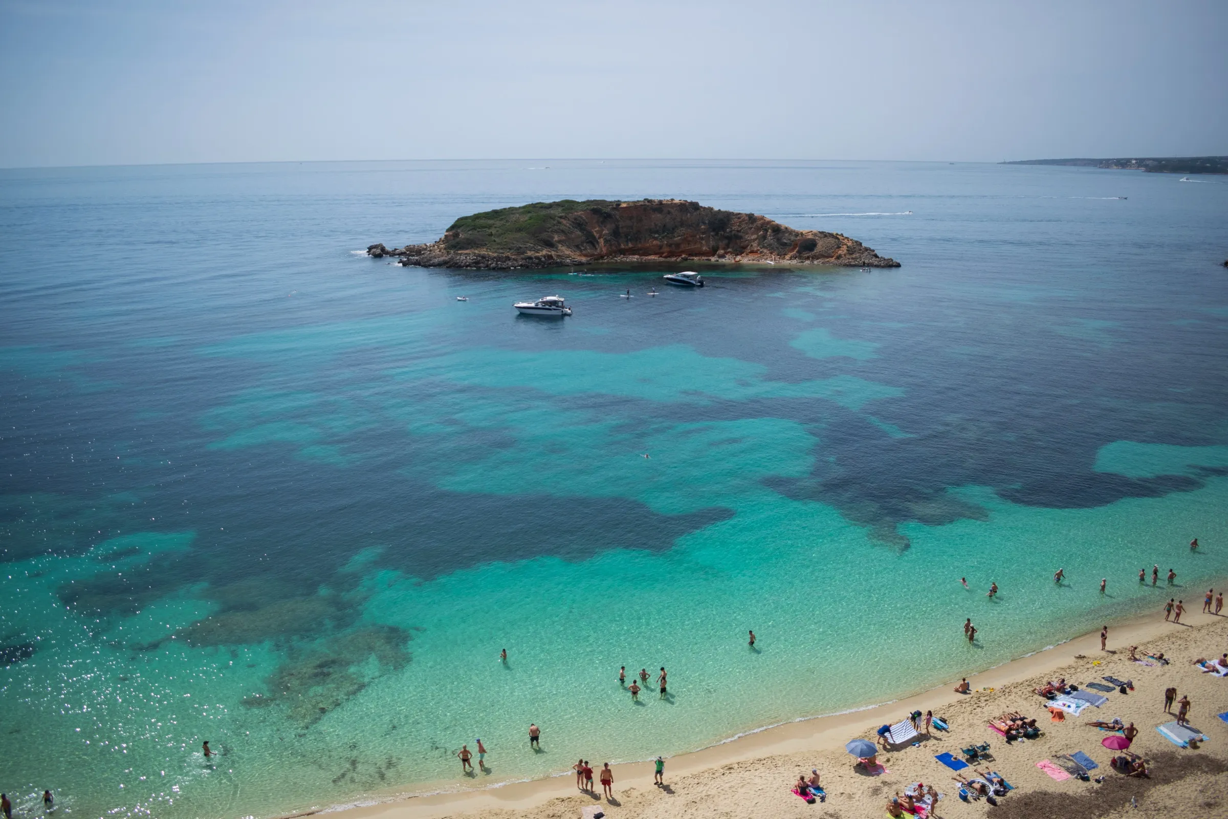 La playa de Portals Nous vista desde el oratorio, con el agua turquesa y la Illa d'en Sales enfrente