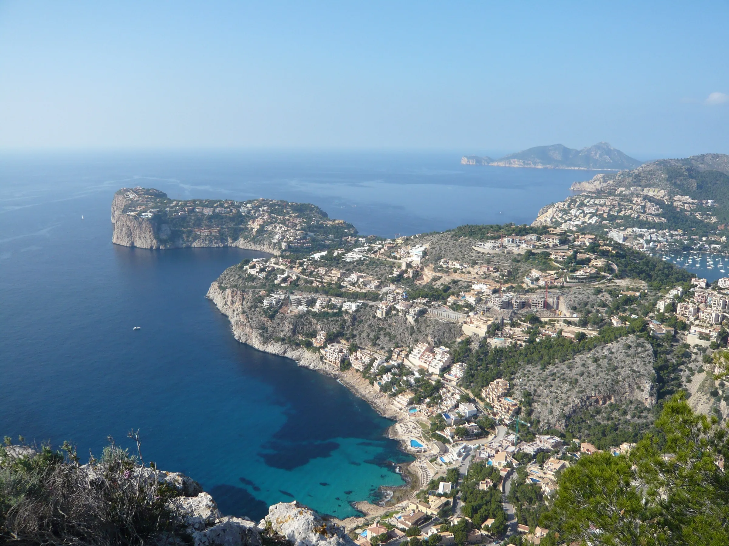 Vista de Cala Llamp desde sa Talaia con sa Mola y el mar abierto al fondo