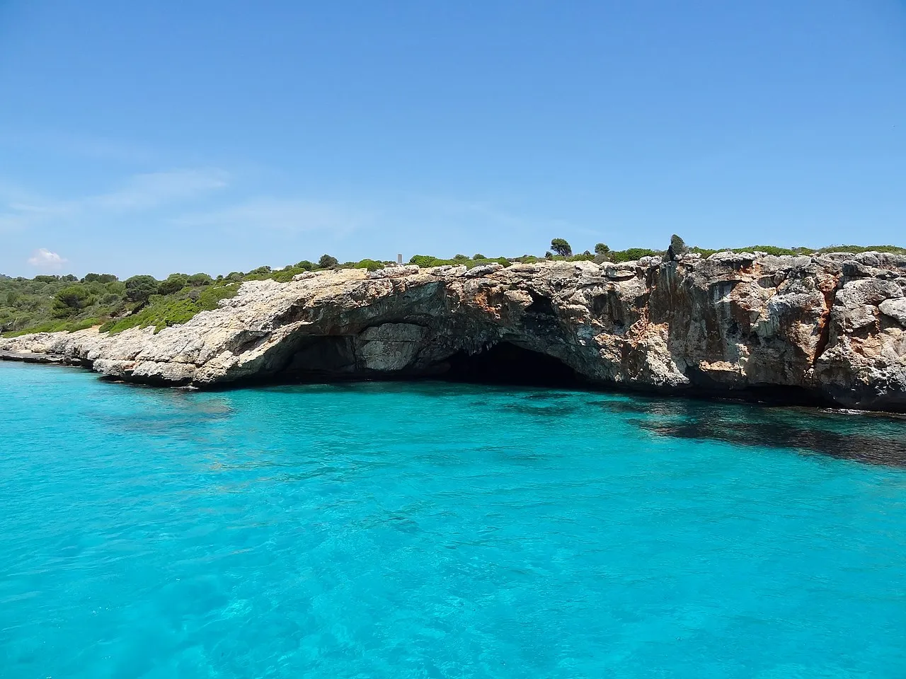 Formación de roca caliza junto al agua en Cala Varques