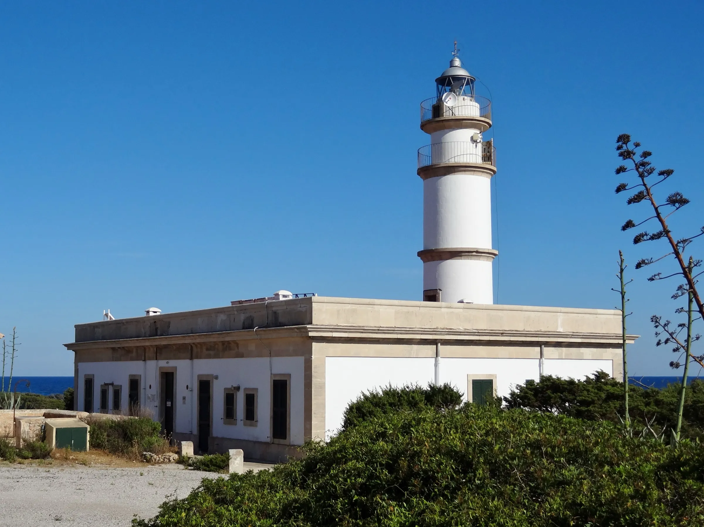 El faro del Cap de ses Salines, punto de salida del camino de costa hacia el Caló des Màrmols
