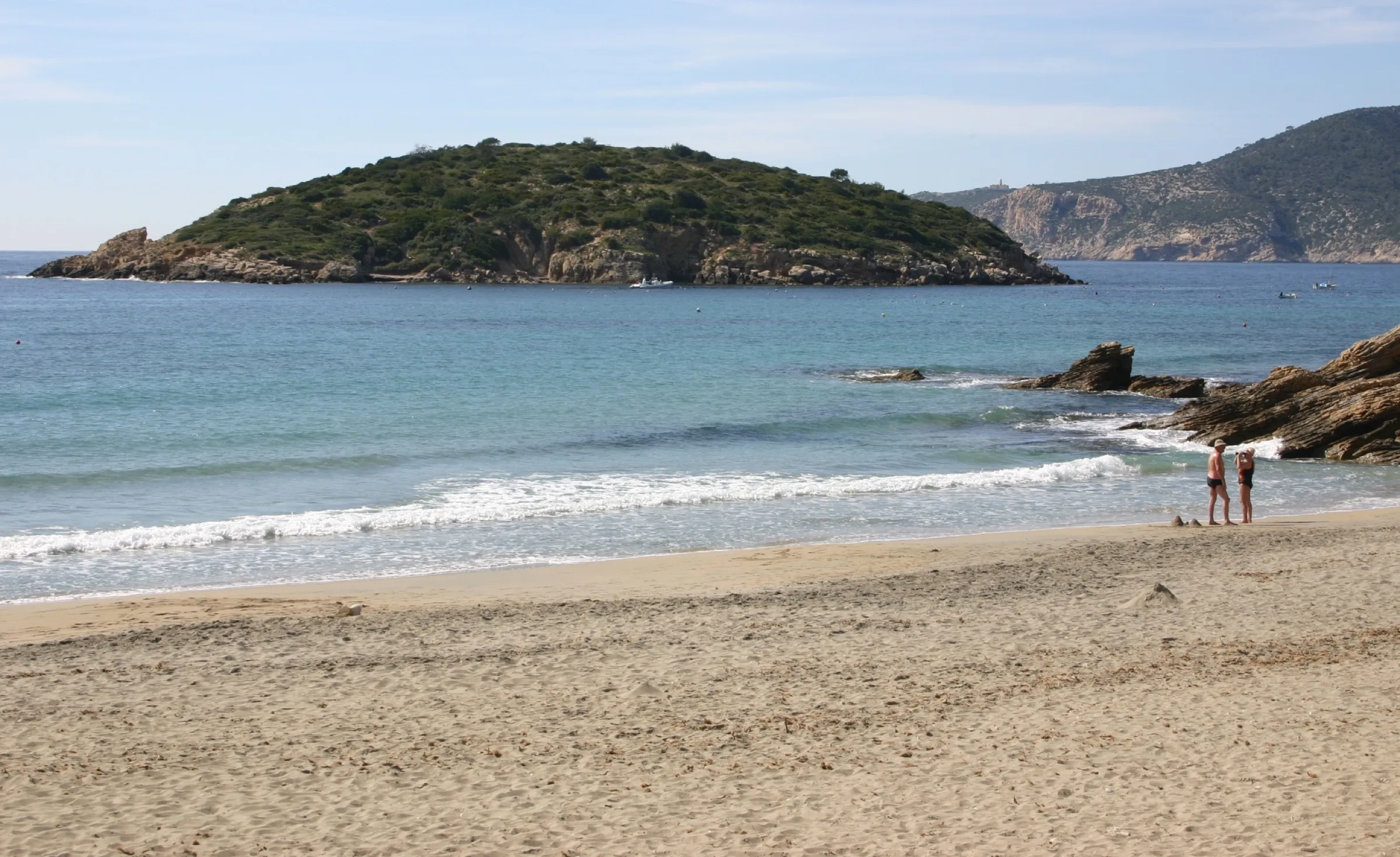 El islote de es Pantaleu visto desde la orilla de la playa de Sant Elm