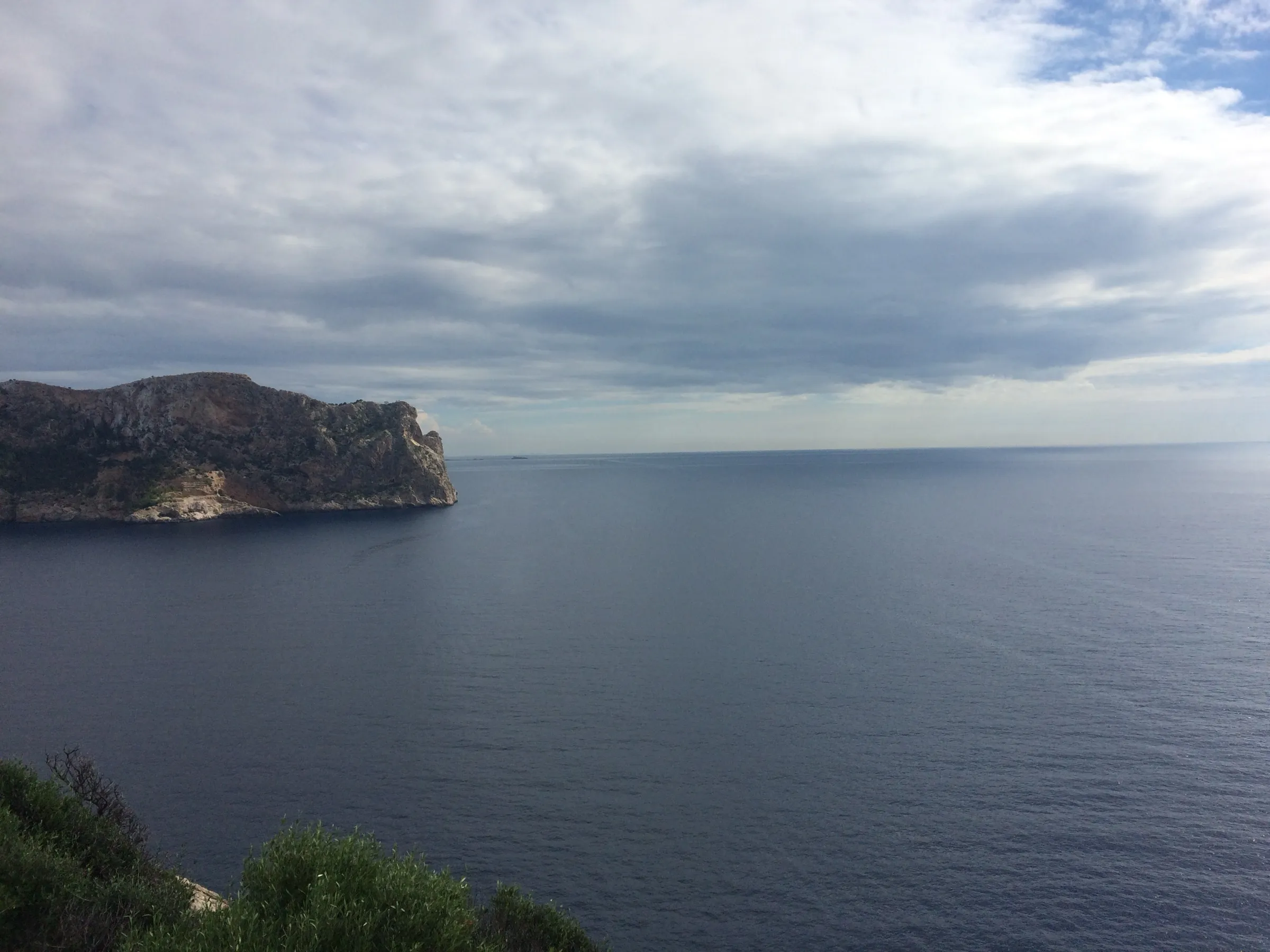 Klippen an der Küste von sa Mola und das offene Meer, von den Felsen nahe der Bucht aus gesehen