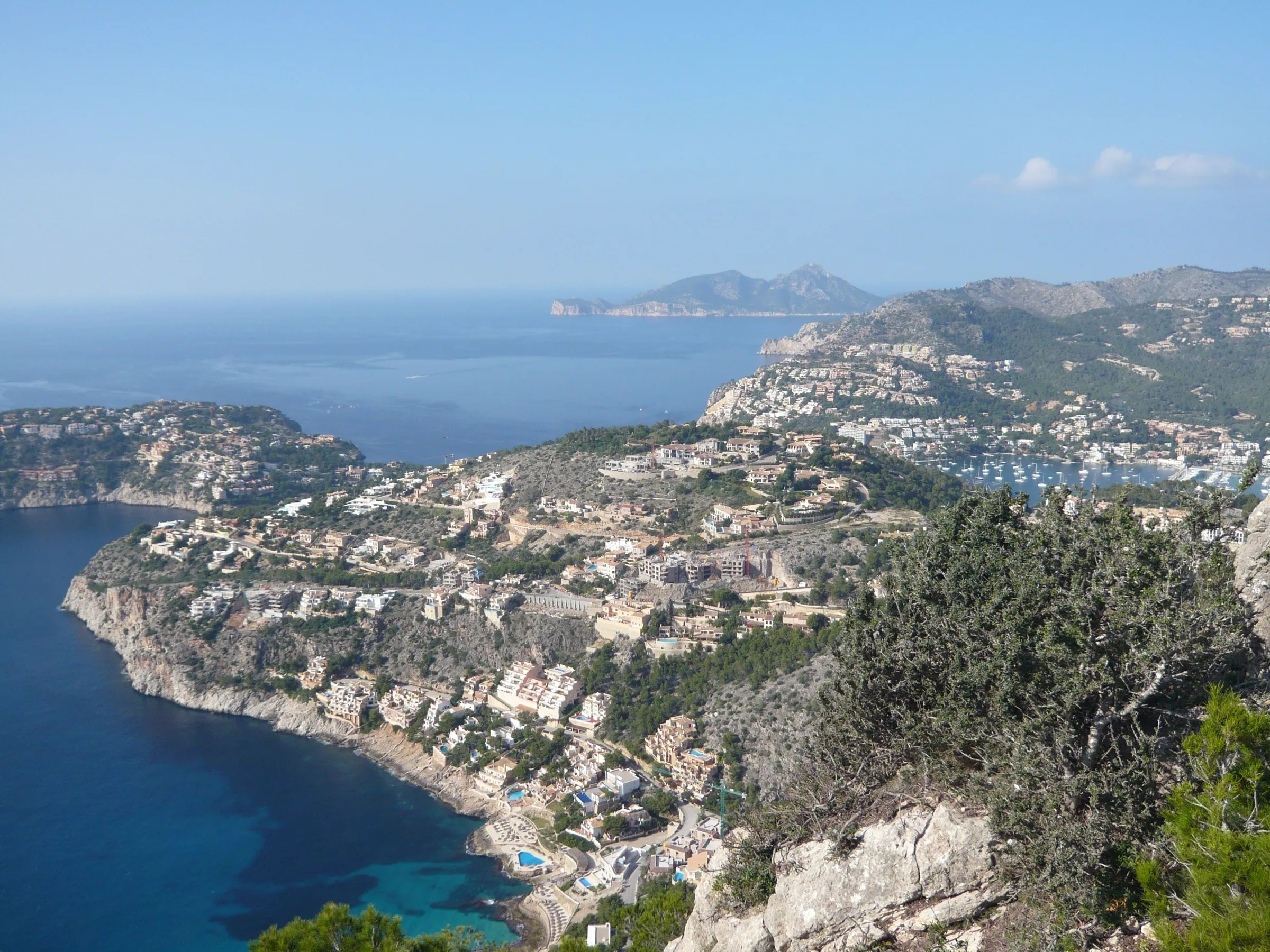 La cala y la costa del Port d'Andratx vistas desde sa Talaia, con sa Dragonera en el horizonte