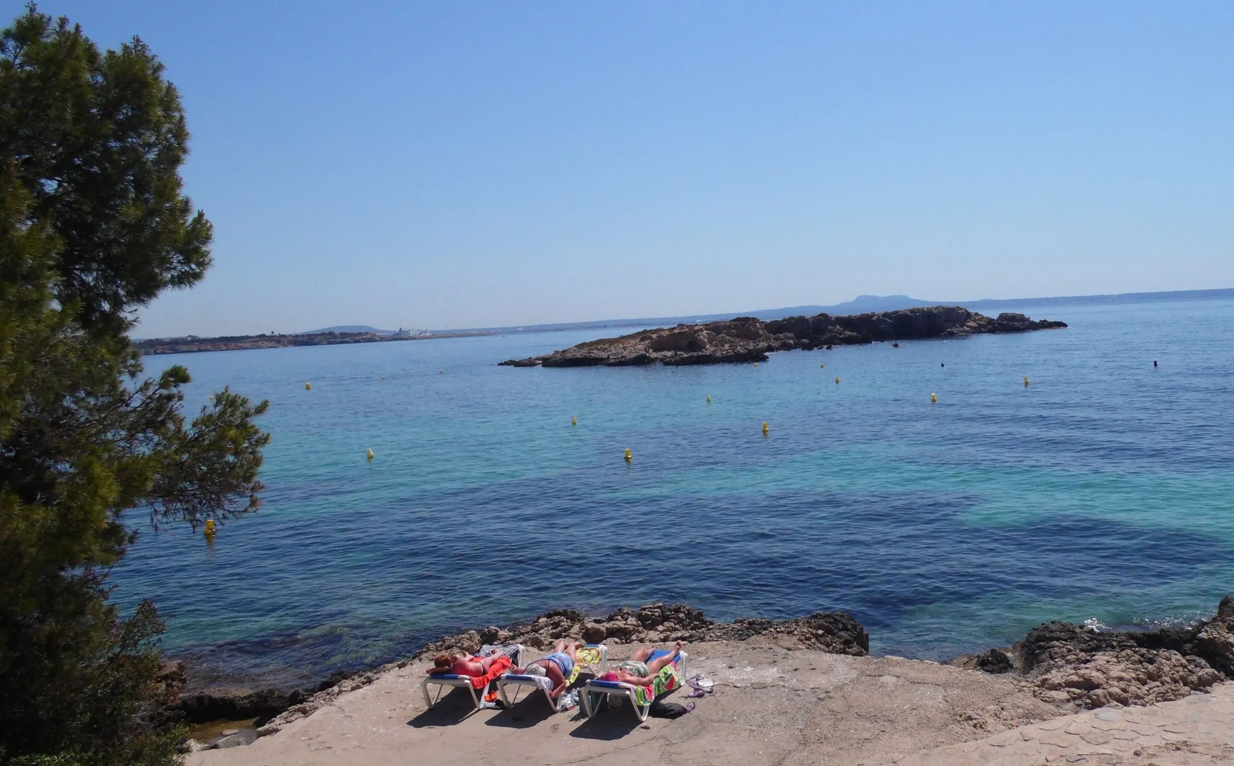 El Illot de sa Caleta visto desde las rocas de Cala Comtesa