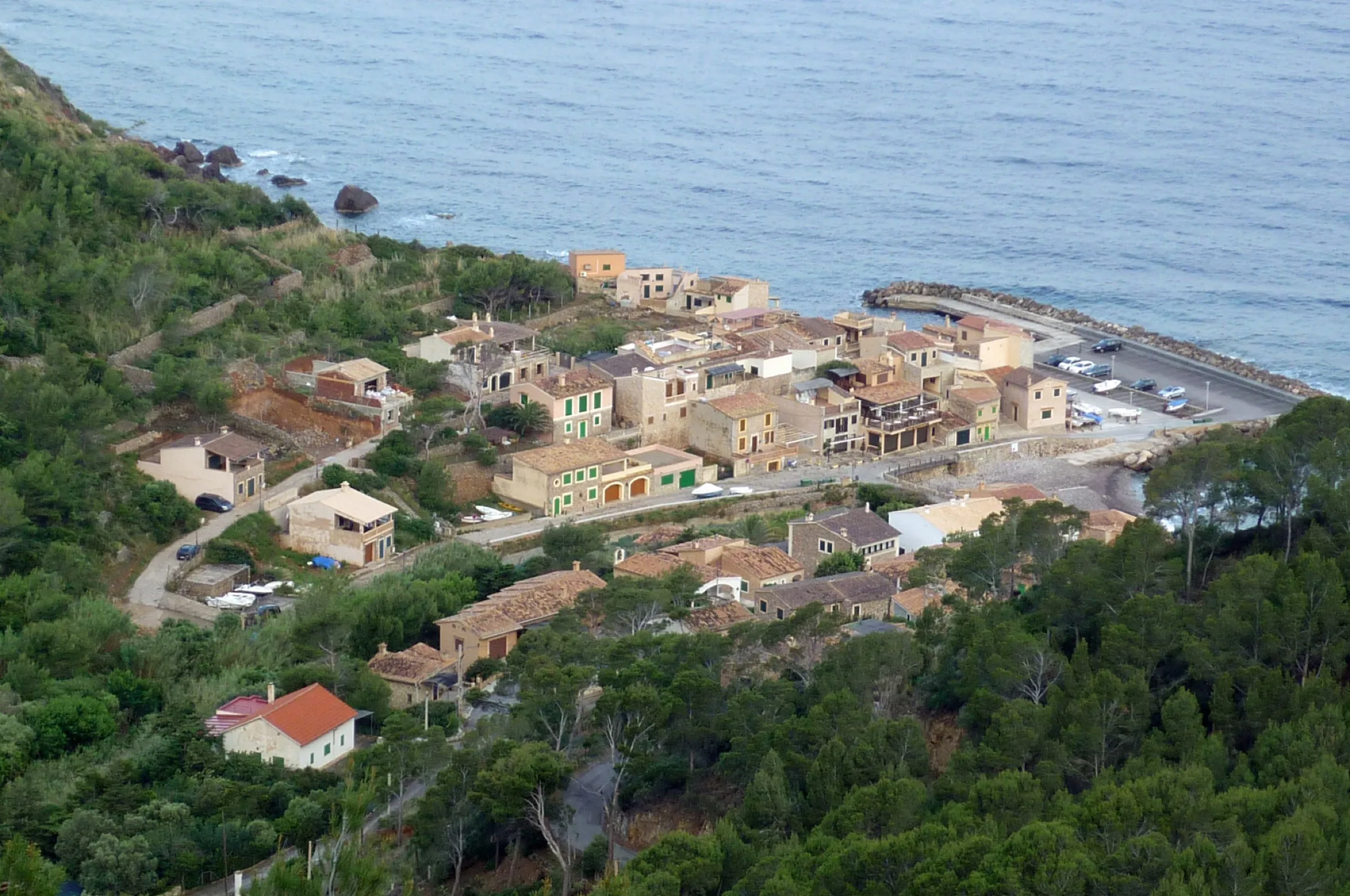 El caserío del Port de Valldemossa visto desde la ladera, con el espigón y el mar abierto detrás