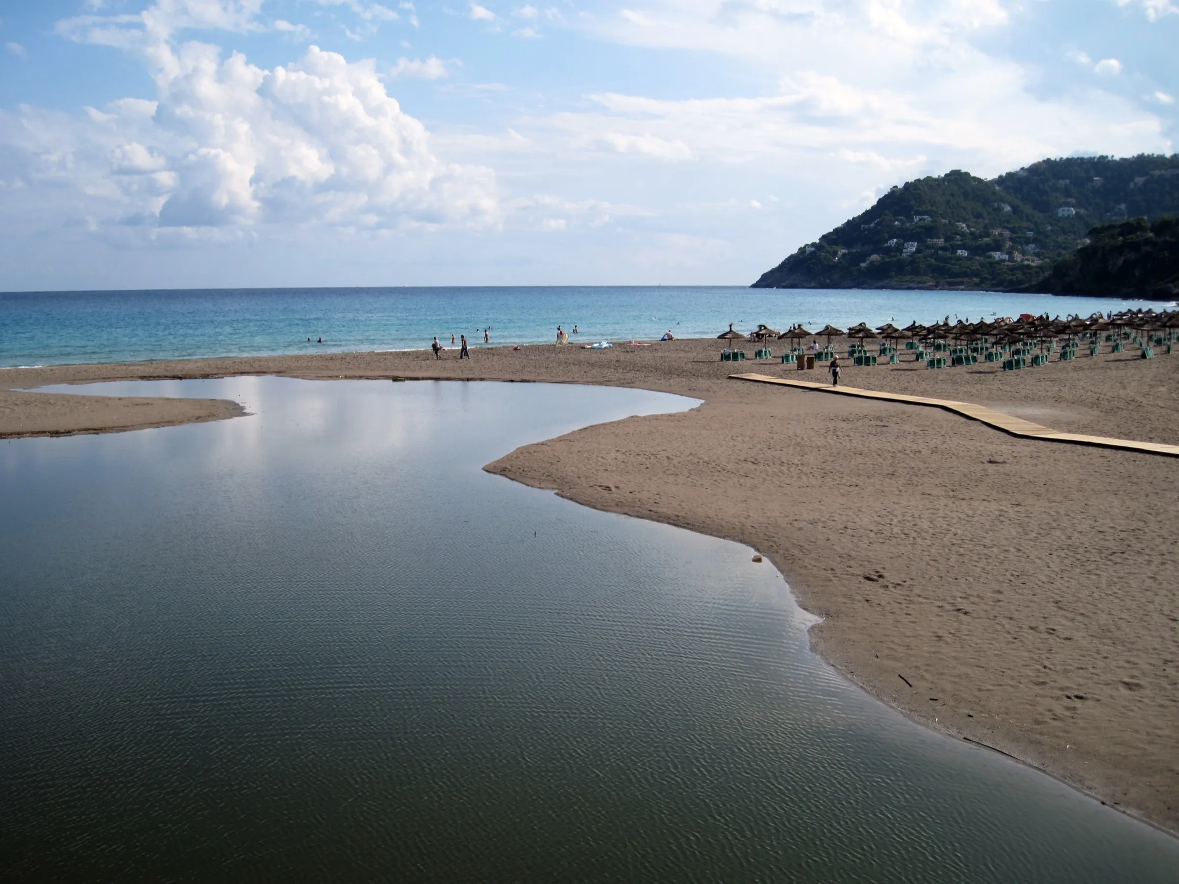 Die Mündung des Torrent de Canyamel, vom Meer durch einen Sandstreifen getrennt