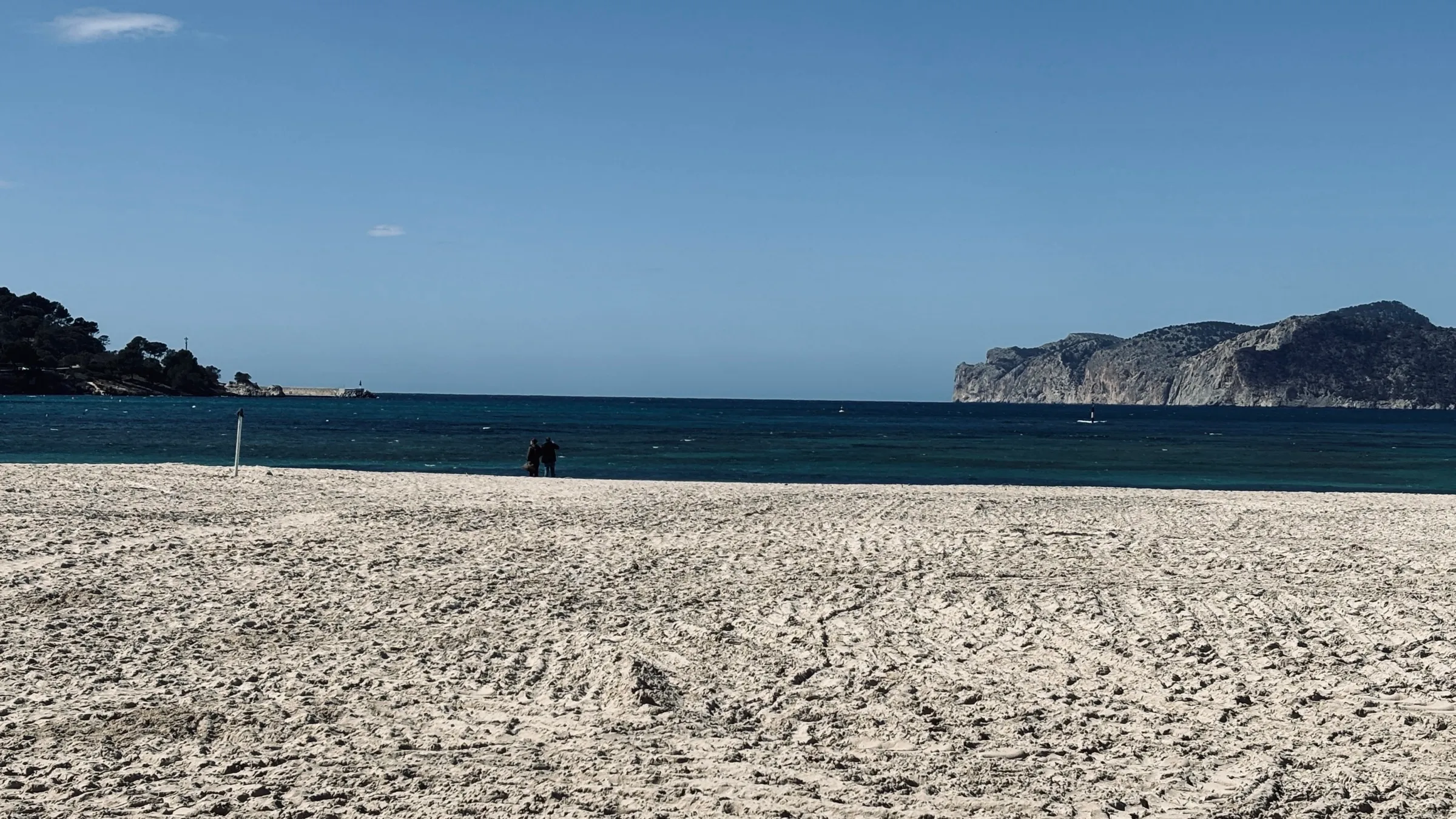 Der Sand von Santa Ponça und die Öffnung der Bucht zum Meer