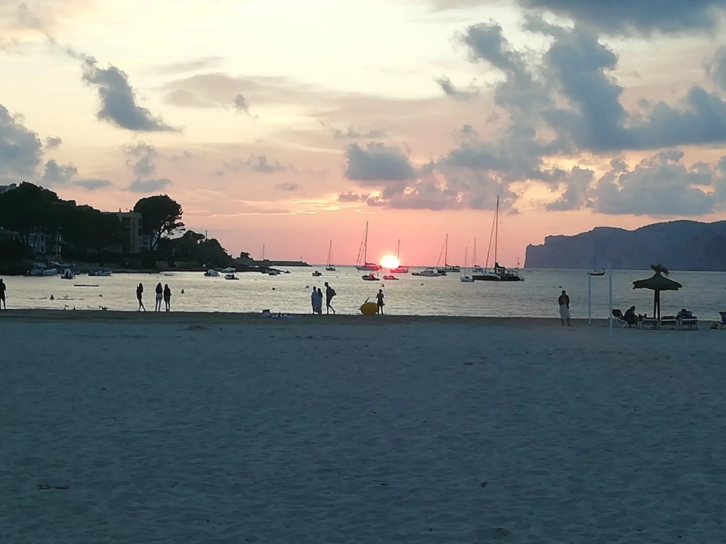 Atardecer en la playa de Santa Ponça, con barcos fondeados en la bahía