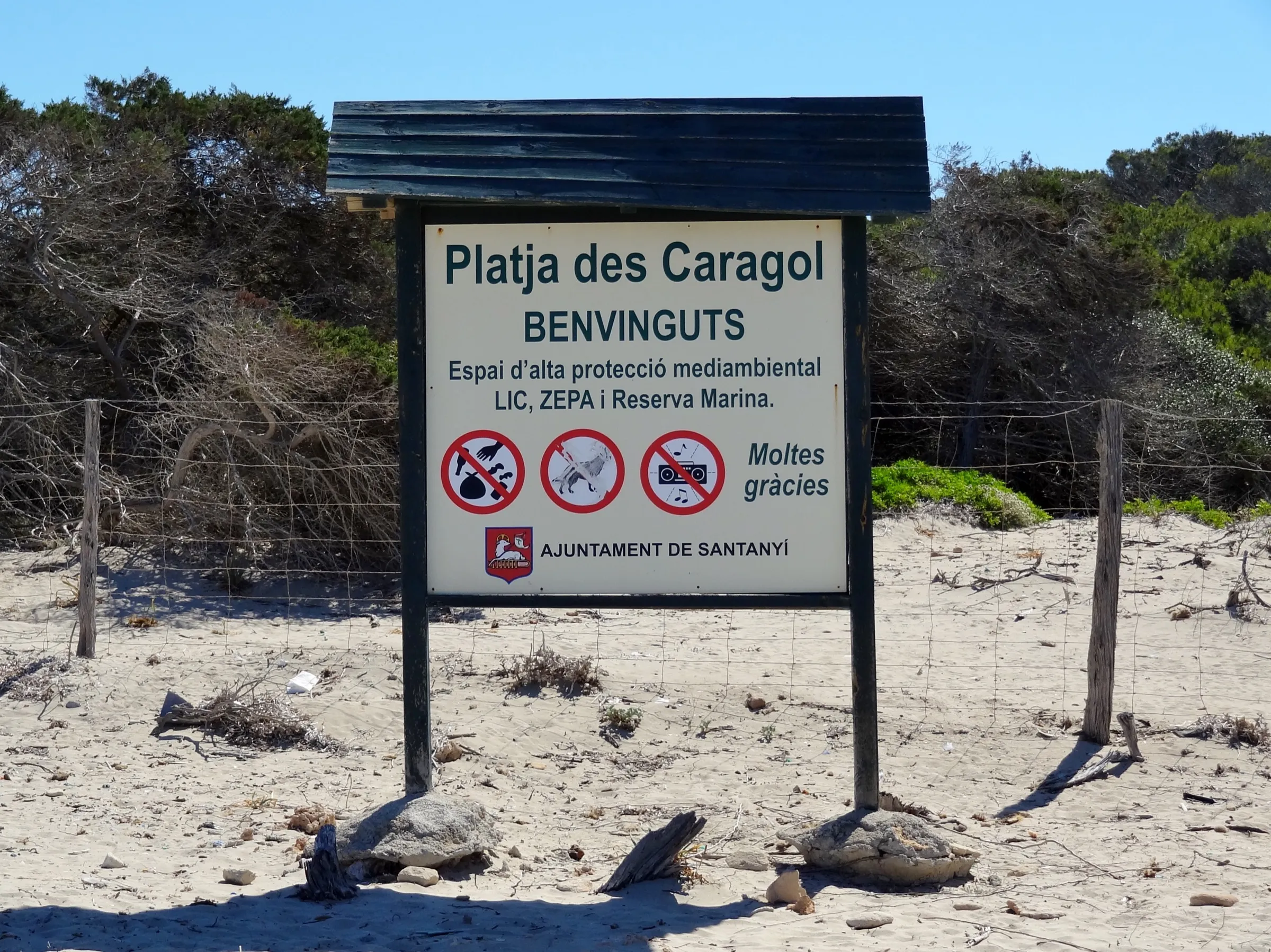 Cartel del Ayuntamiento de Santanyí en la entrada de la Platja des Caragol, con las normas de la zona protegida