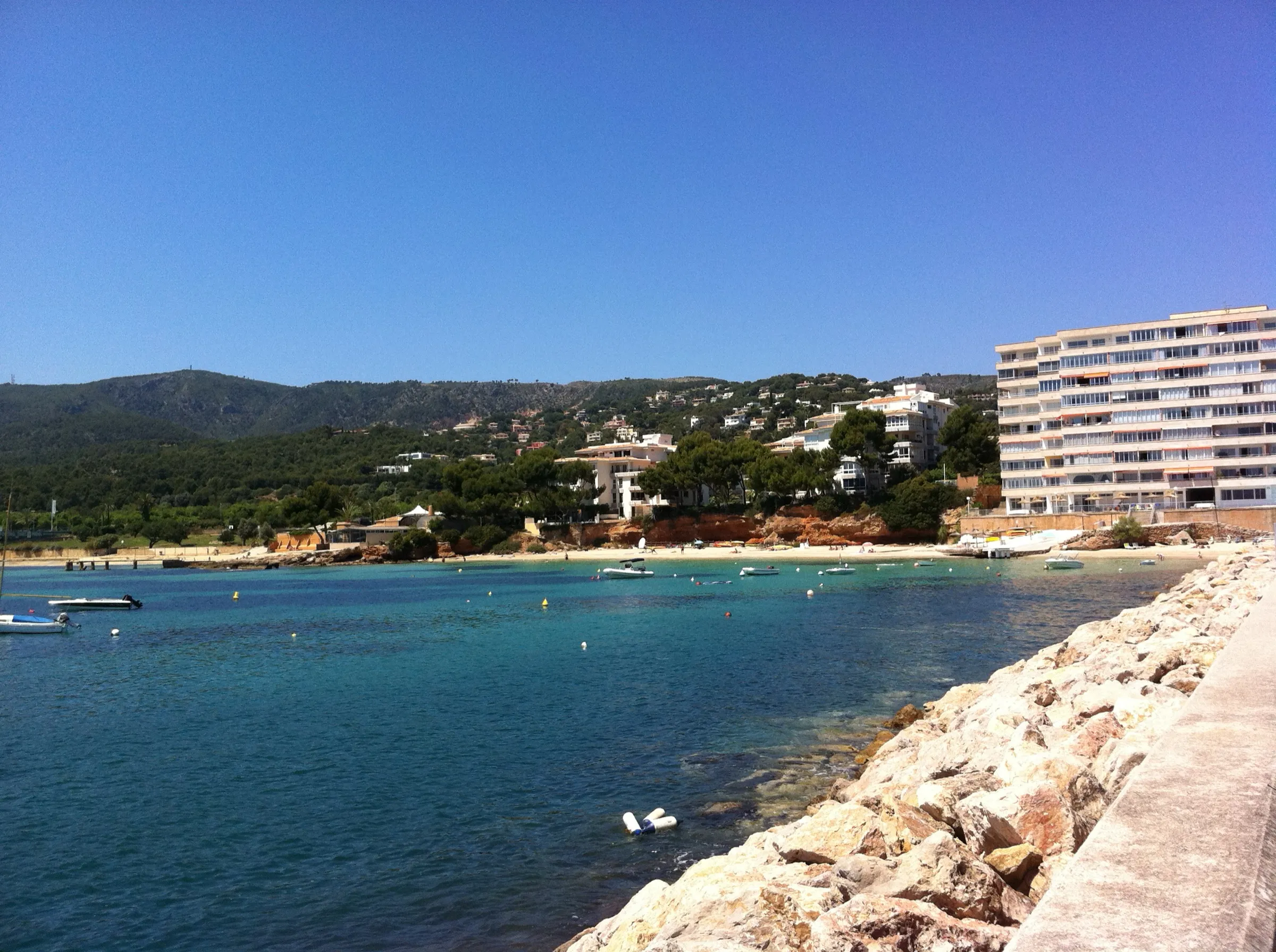 La playa de Portals Nous vista desde el espigón de Puerto Portals