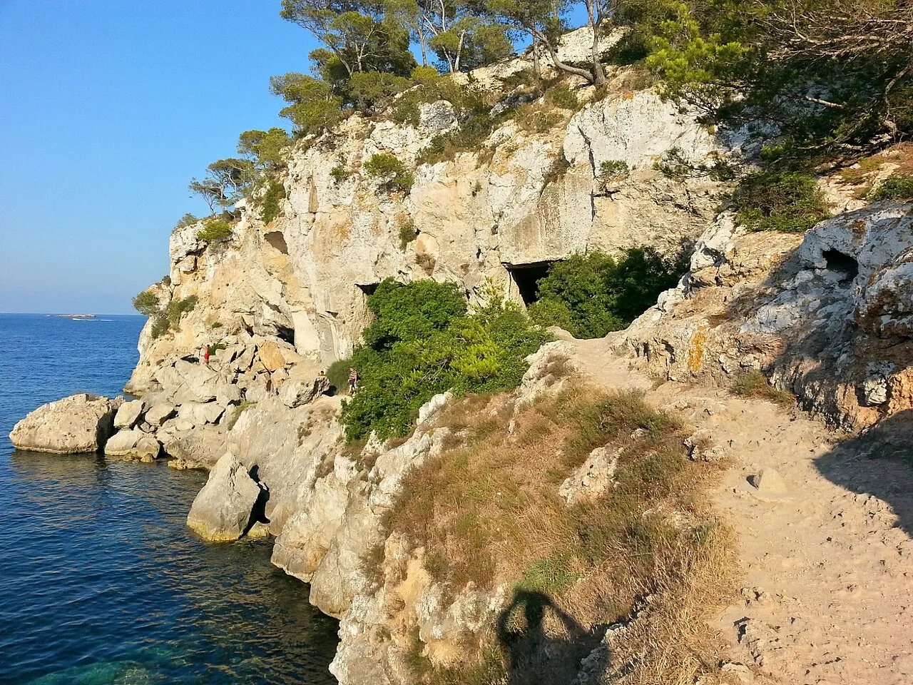 Sendero junto al acantilado que lleva a las bocas de las canteras de Portals Vells