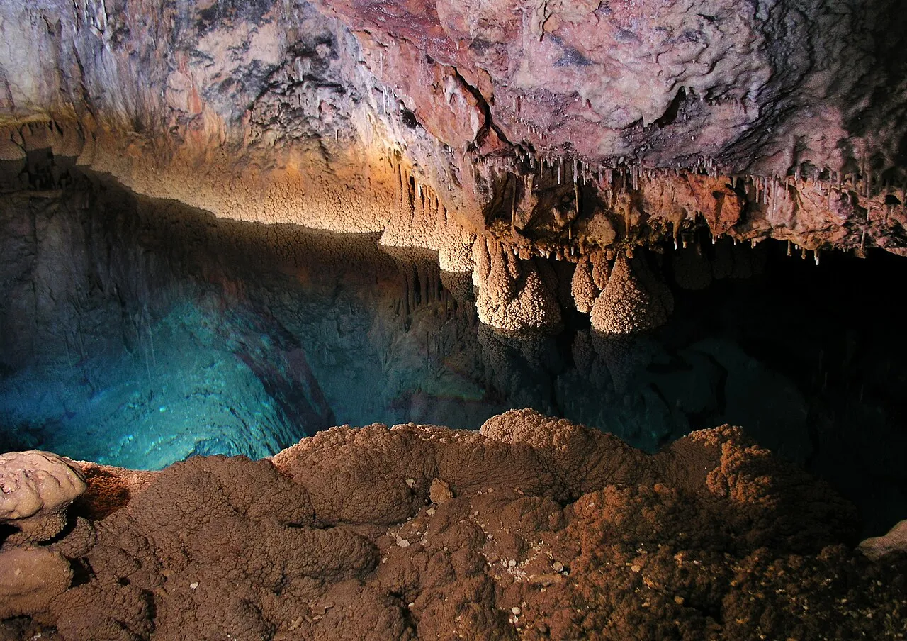Entrada de una de las cuevas marinas de Cala Varques