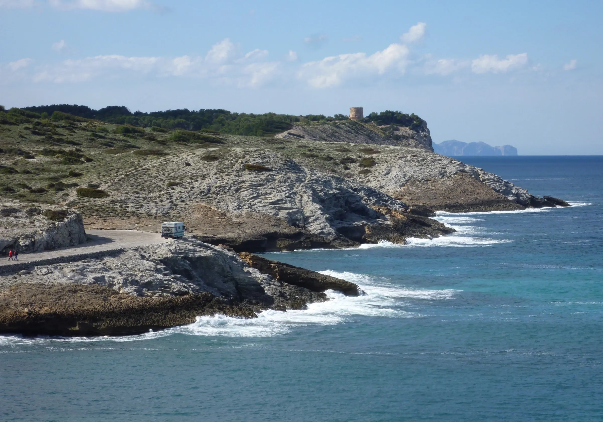 La costa desde Cala Estreta hacia el oeste, con la Torre d'Albarca sobre la punta