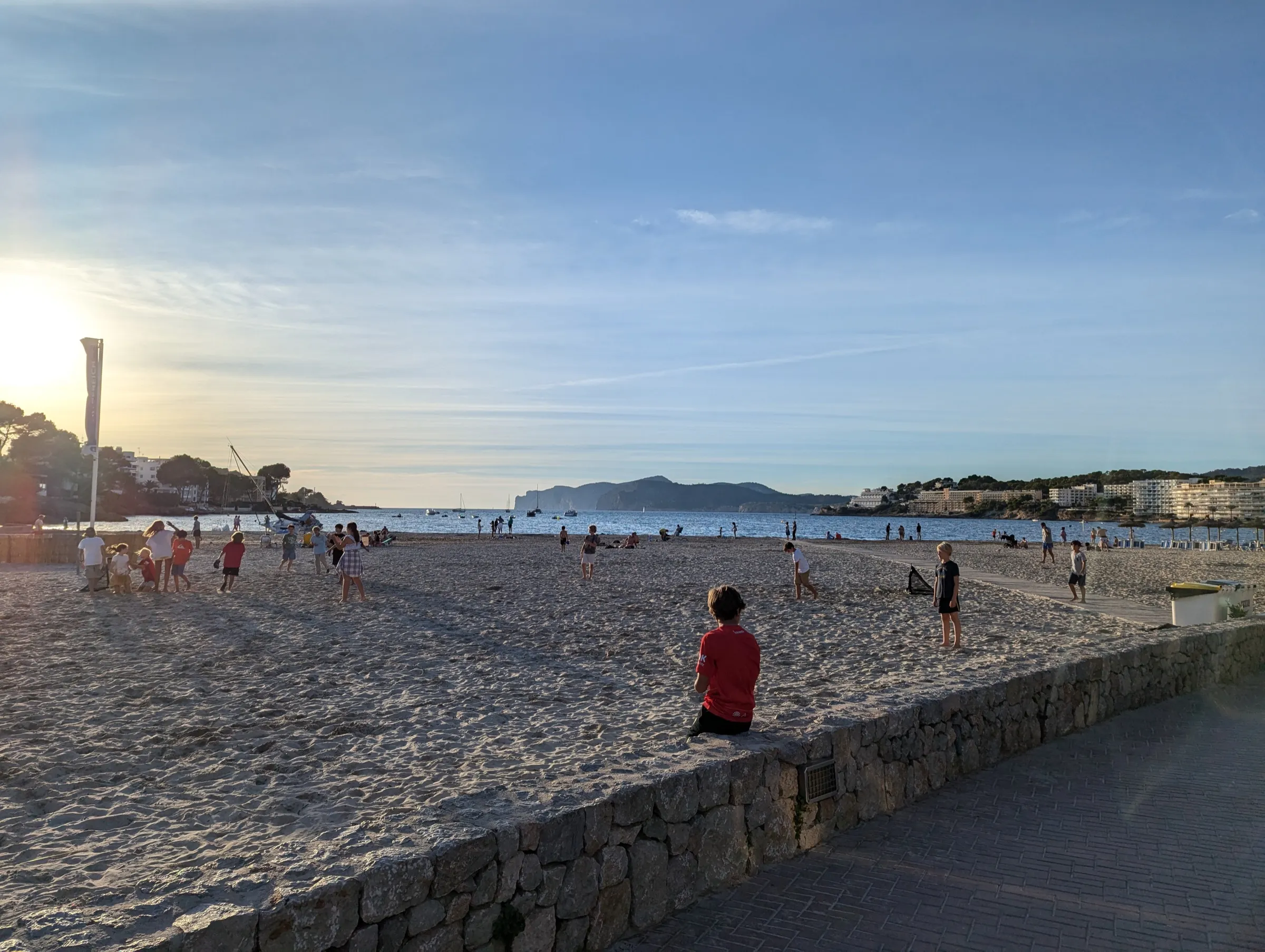 El paseo y la arena de Santa Ponça vistos desde el sur a última hora de la tarde
