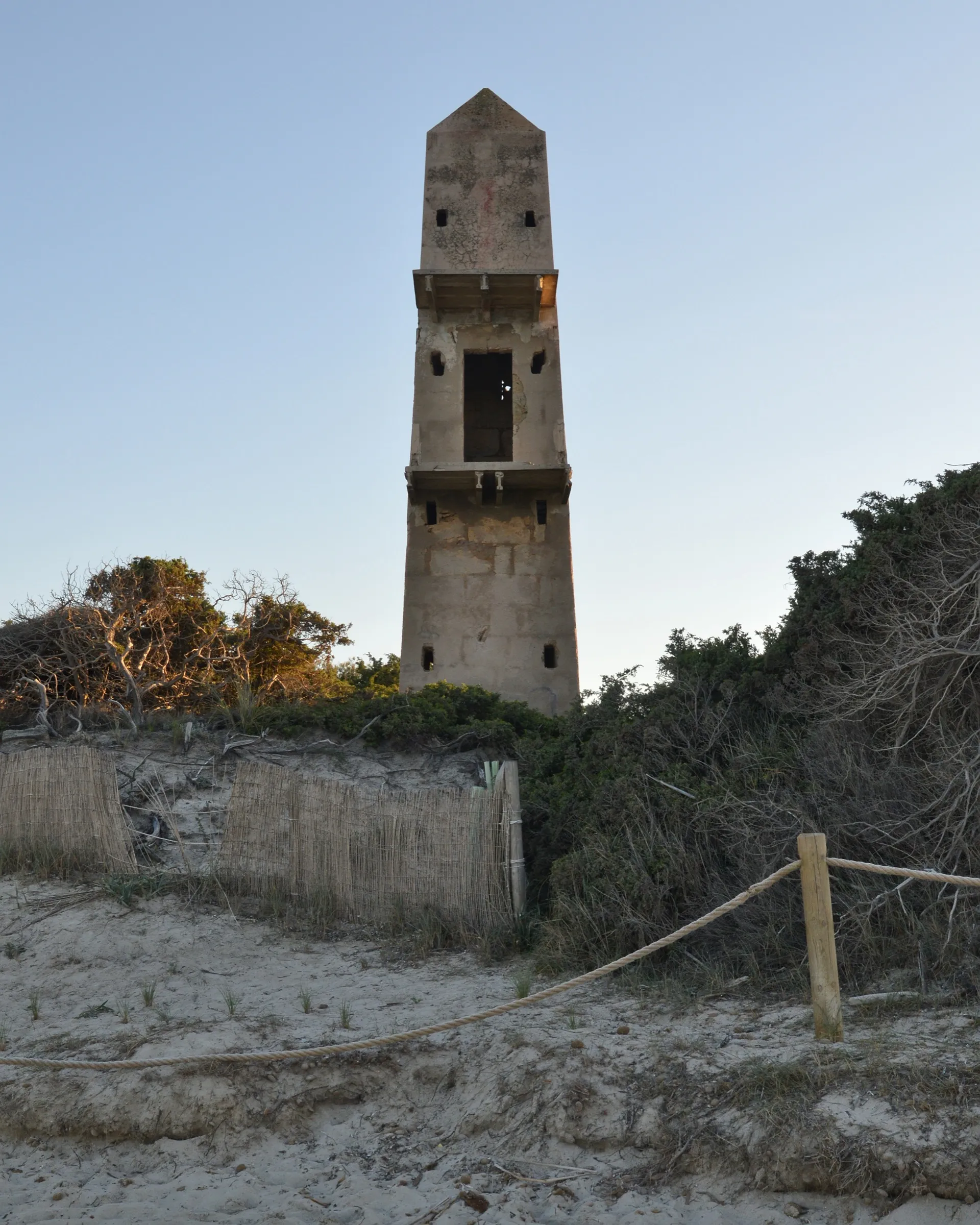 Torre d'Enfilació, un obelisco de piedra entre las dunas de Es Comú