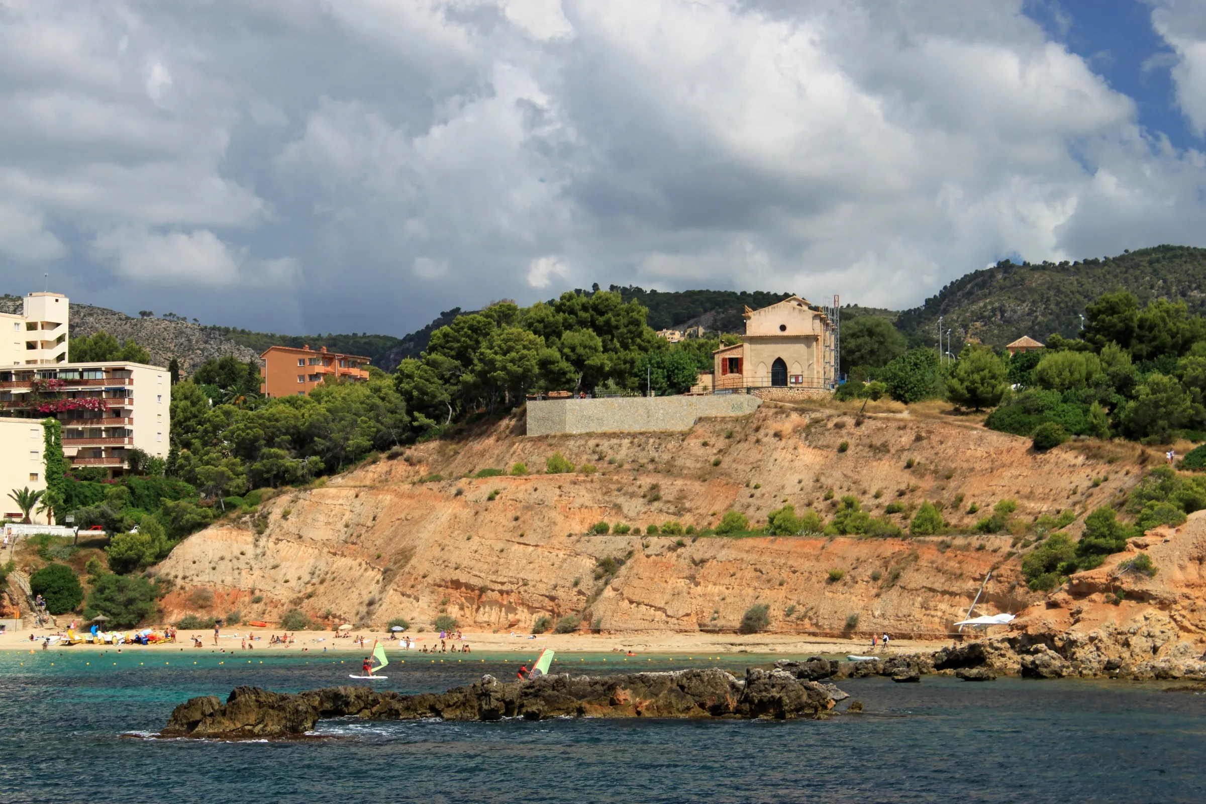 El oratorio de la Mare de Déu de Portals sobre la roca, visto desde el mar