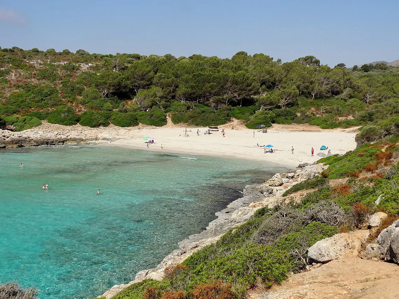 Agua transparente sobre la arena en la orilla de Cala Varques