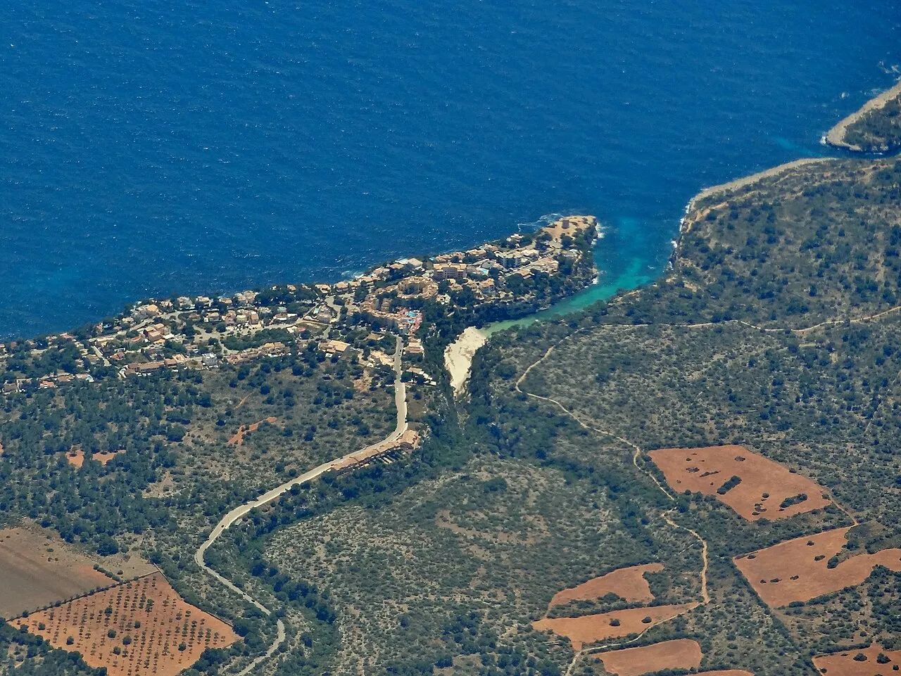 Vista aérea de la costa sur de Mallorca con el entrante de Cala Pi y la urbanización sobre el acantilado