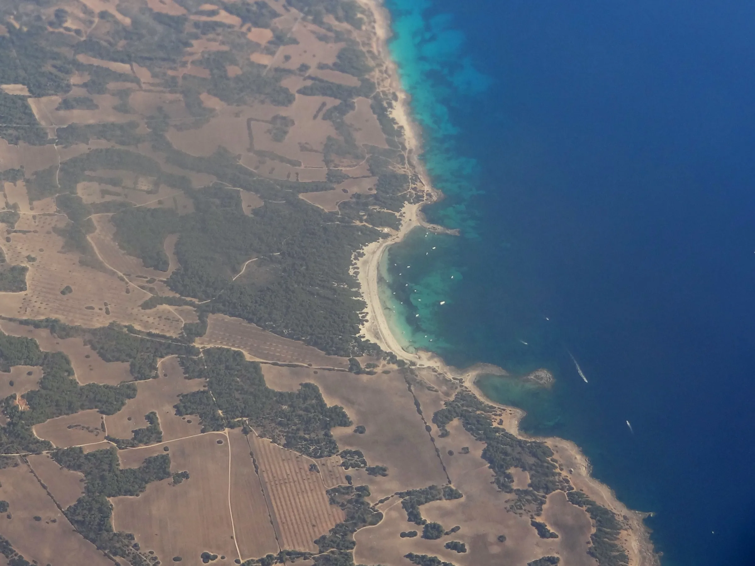 Vista aérea de la costa sur de Mallorca con el arenal des Caragol y el agua turquesa