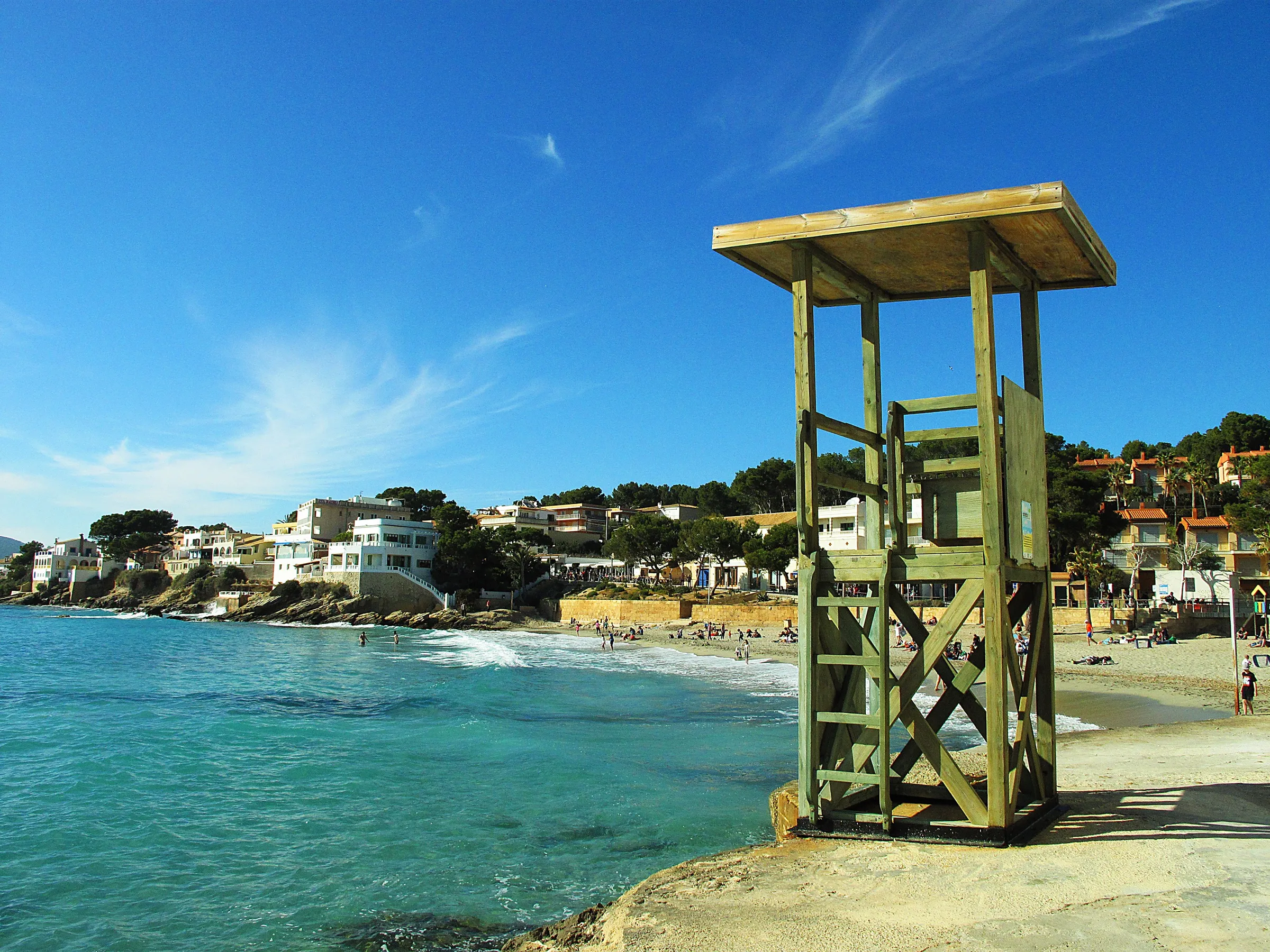 Torre de socorrista sobre las rocas en un extremo de la playa de Sant Elm