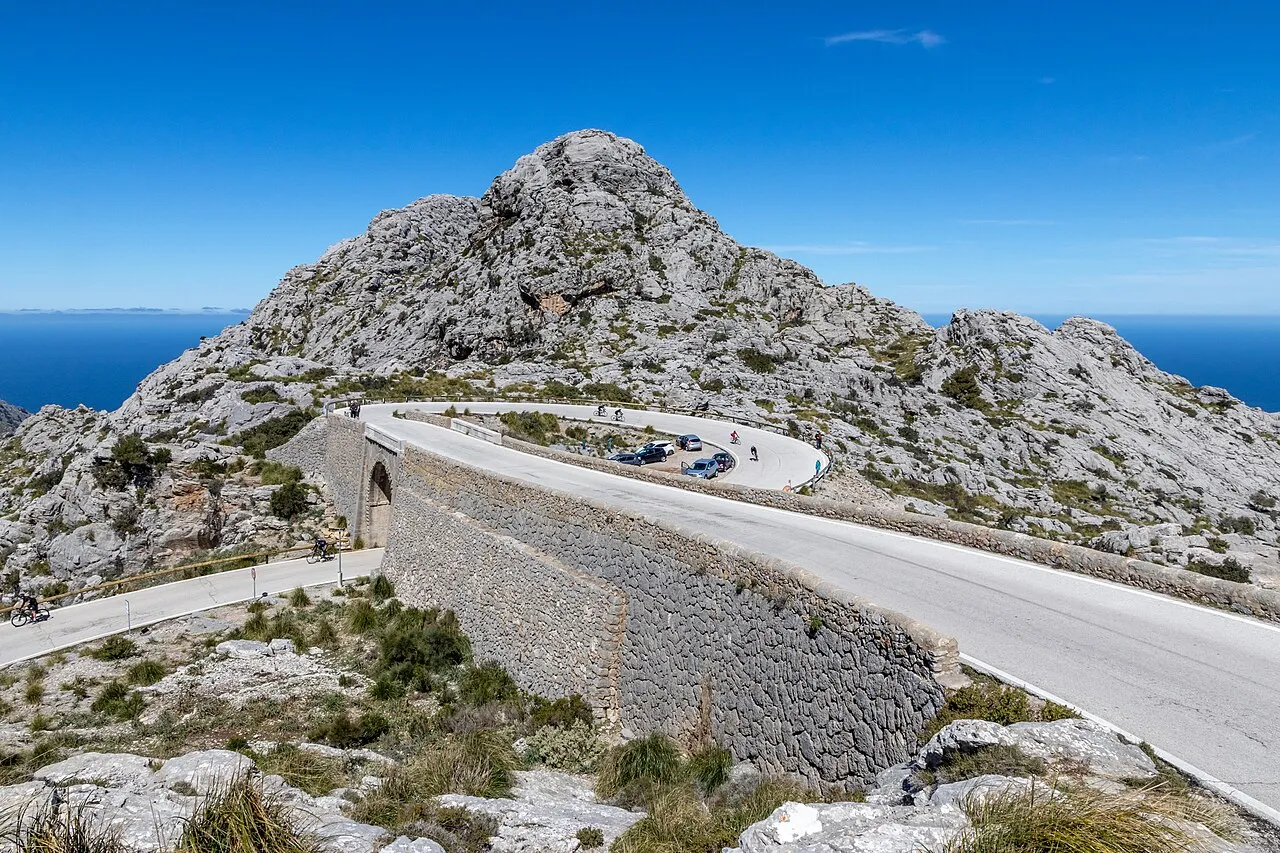 El puente del Nus de sa Corbata, donde la carretera de sa Calobra gira sobre sí misma entre roca caliza